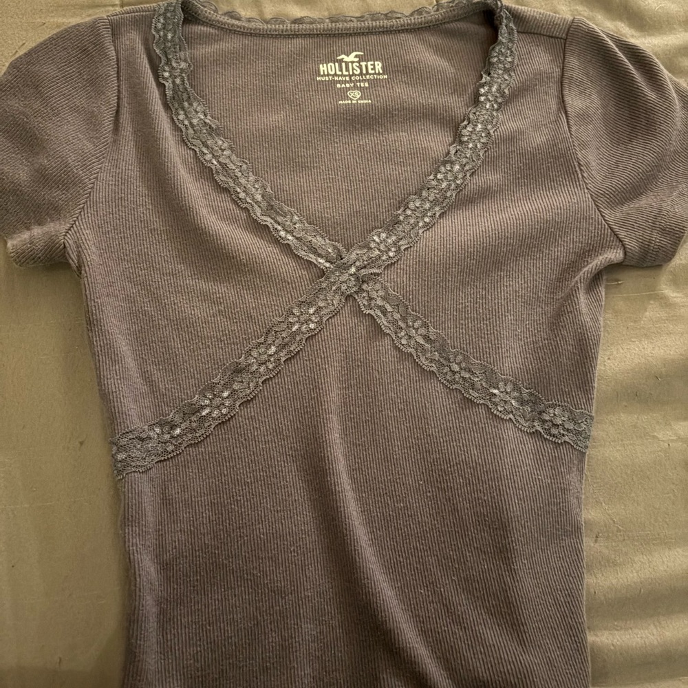 Grey shirt with lace rim